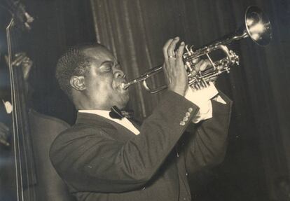 Louis Armstrong durante una actuaci&oacute;n en Niza (Francia) a finales de los 40.