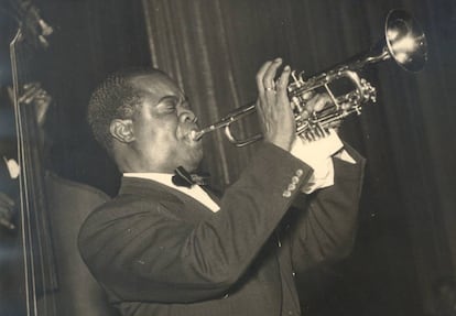 Louis Armstrong durante una actuación en Niza (Francia) a finales de los 40.