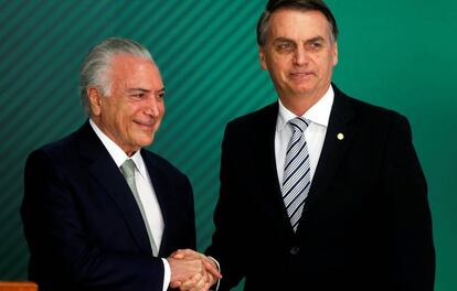 El presidente de Brasil, Michel Temer, junto al presidente electo, Jair Bolsonaro, en Brasilia el 7 de noviembre.