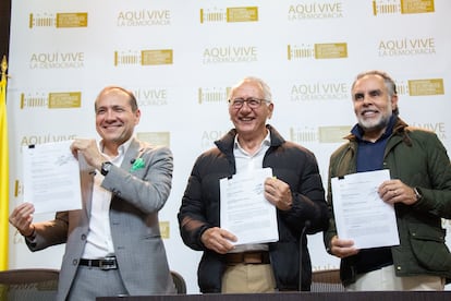 El ministro del Trabajo, Antonio Sanguino; de Salud, Guillermo Alfonso Jaramillo y del Interior, Armando Benedetti, presentan la propuesta para la nueva consulta popular.