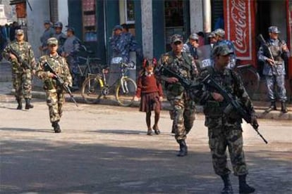 Militares vigilan las calles cercanas al palacio del rey Gyanendra