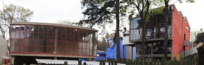 Imagen panorámica del conjunto diseñado por Juan O'Gorman en el barrio de San Ángel (México DF). A la izquierda de la imagen, la Casa O'Gorman. A la derecha, con un costado rojo, la casa-estudio de Diego Rivera. Al fondo, de azul, la casa-estudio Frida Kahlo.