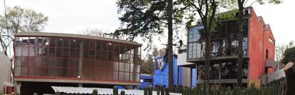 Imagen panorámica del conjunto diseñado por Juan O'Gorman en el barrio de San Ángel (México DF). A la izquierda de la imagen, la Casa O'Gorman. A la derecha, con un costado rojo, la casa-estudio de Diego Rivera. Al fondo, de azul, la casa-estudio Frida Kahlo.