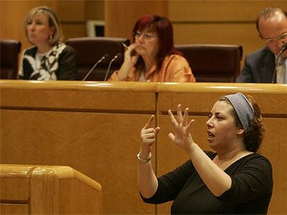 La intérprete de lengua de signos Bene Cortón, en el Senado.
