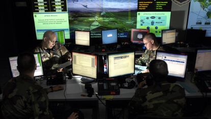 Oficiales de la Fuerza Aérea de EE UU revisan los sistemas informáticos.
