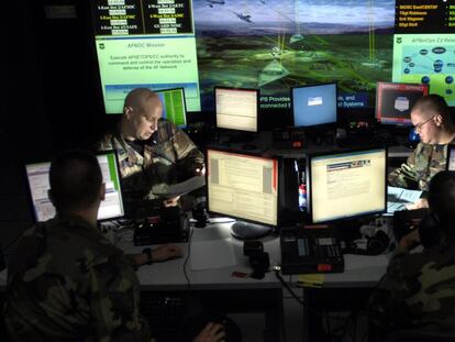 Oficiales de la Fuerza Aérea de EE UU revisan los sistemas informáticos.