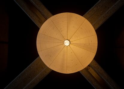 Globo de luz de Roxane Lahidji. La artista parisiense con sede en Zaventem Ateliers ha creado dos centenares de lámparas que se reparten entre habitaciones y zonas comunes del Mix y en el centro de wellness.