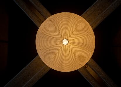 Globo de luz de Roxane Lahidji. La artista parisiense con sede en Zaventem Ateliers ha creado dos centenares de lámparas que se reparten entre habitaciones y zonas comunes del Mix y en el centro de wellness. 