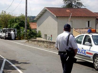 La policía francesa analiza la casa de Cahors en la que fueron detenidos los presuntos etarras.