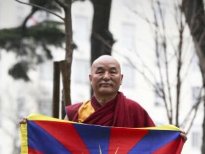 Thubten Wangchen, con la bandera tibetana, este martes en Madrid.