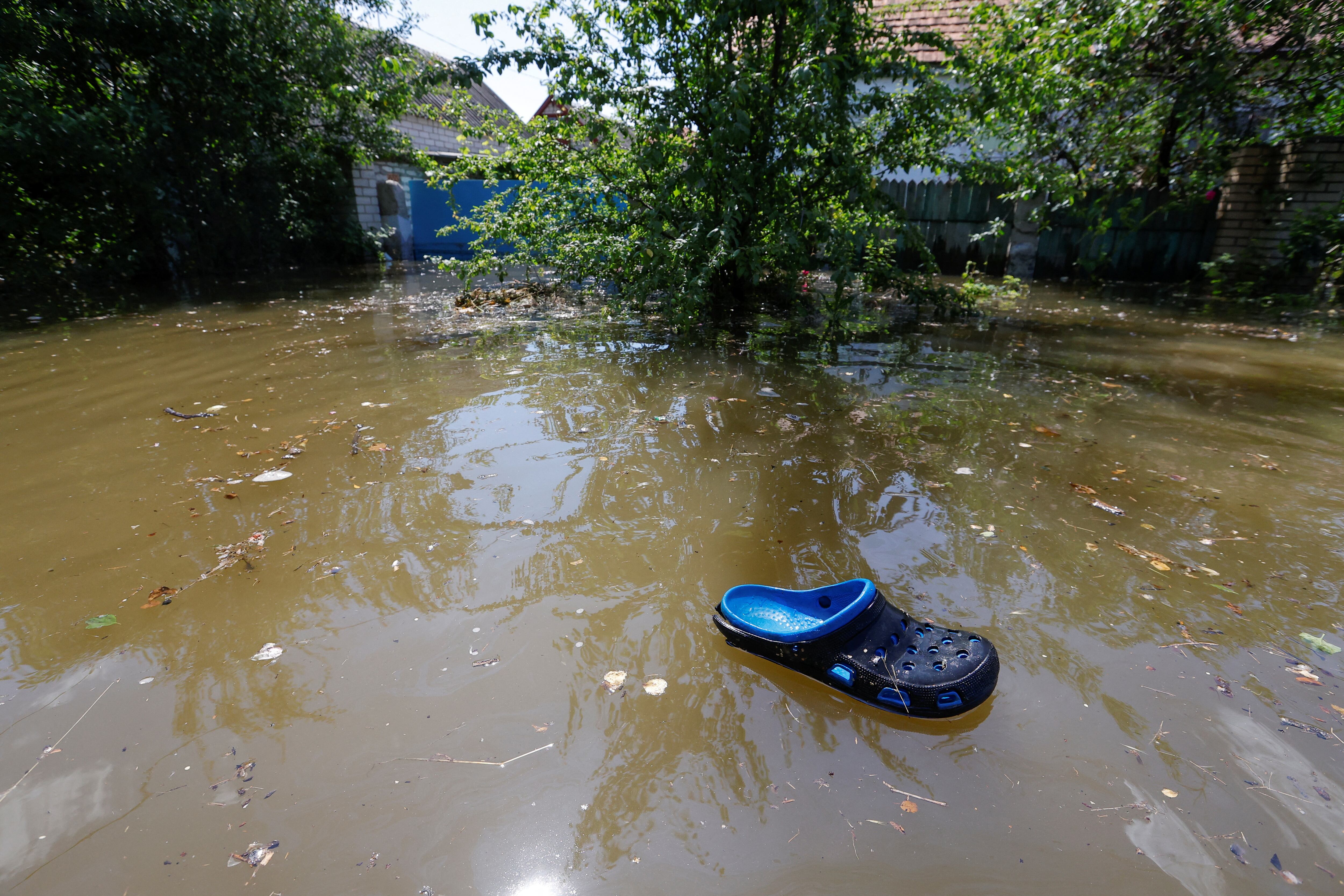 Una zapatilla flora en un área residencial en la ciudad de Nova Kajhovka, en la región de Jersón, este miércoles. 