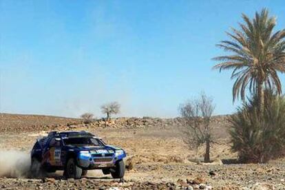 El Volkswagen Touareg de Carlos Sáinz, durante la tercera etapa del rally Lisboa Dakar, entre Nador y El Rachidia, en Marruecos.