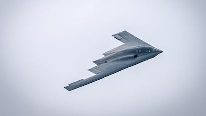 El bombardero B-2 Spirit de la Fuerza Aérea de EE UU realiza un vuelo durante el Speed ​​of Sound Airshow, en la Base de la Guardia Nacional Aérea Rosecrans en St. Joseph, Missouri, en septiembre de 2024. 