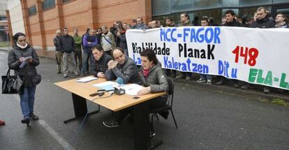El comité de empresa de Grumal ha comparecido en Azpeitia para denunciar su situación tras el cierre de Fagor.