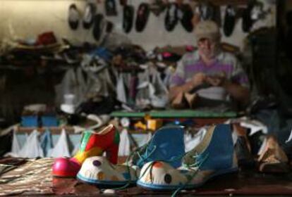 Fotografía que muestra al zapatero español Ernesto Nieto, en su taller.