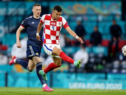 Perisic chuta a puerta en el duelo ante Escocia.