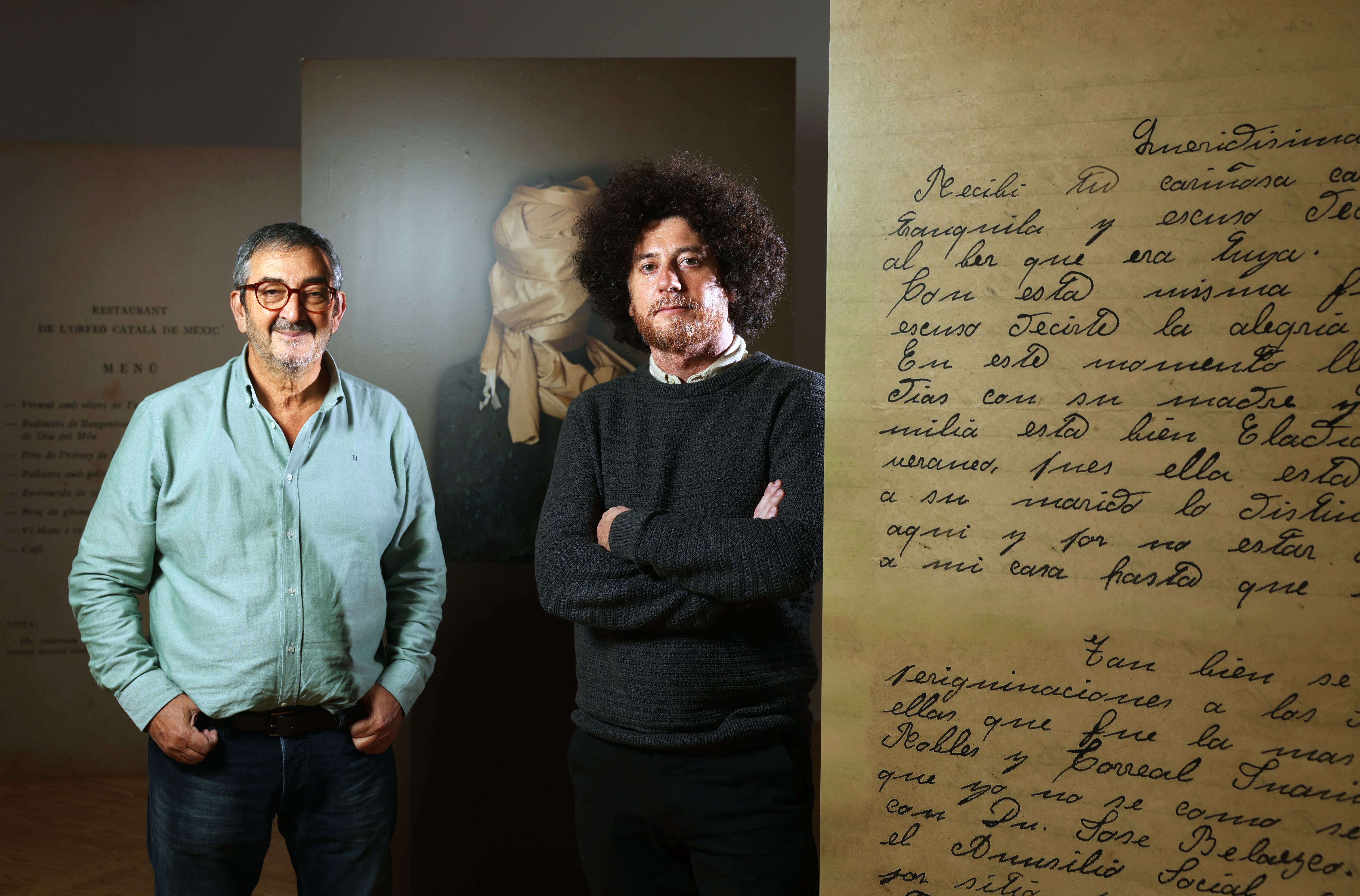Julián López García y Jorge Moreno, comisarios de la exposición 'El cuerpo errante. Exilio español 1939-1975', junto a una de las cartas expuestas en la muestra y la escultura de un médico republicano de Almadén que los franquistas tirotearon al no encontrarlo en casa. 