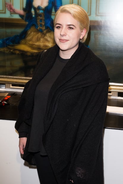 Bella Cruise. Isabella Jane Cruise, más conocida como Bella Cruise, es fruto de una de las parejas más icónicas del cine: Nicole Kidman y Tom Cruise. La joven fue adoptada en los años 90 por el que entonces era uno de los matrimonios más mediáticos del mundo, al igual que su hermano Connor. Criada dentro de la Iglesia de la Cienciología y distanciada por este motivo de su madre, la joven es artista y diseñadora, y ha lanzado su propia línea de arte y moda llamada BKC, por las siglas de su nombre y apellidos (anteponiendo el materno). En su cuenta de Instagram comparte muchas de sus ilustraciones, tan alternativas como inquietantes.