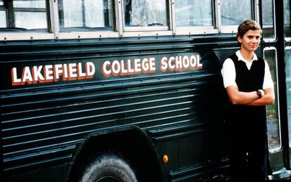 El príncipe Felipe posando delante de un autobús escolar durant sus estudios en el Lakefield College School en Canadá. 1984.