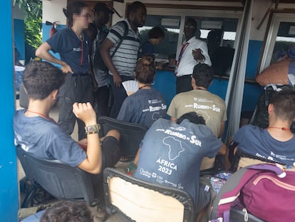 Un grupo de los jóvenes alicantinos espera en el Aeropuerto de Cap Skirring para volar a Dakar, capital de Senegal.