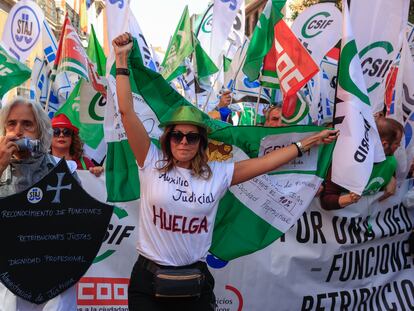 Manifestación de funcionarios judiciales para exigir una subida salarial, el día 19 a las puertas de la sede del Ministerio de Justicia, en Madrid.
