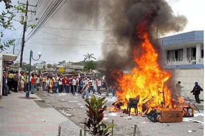 Manifestantes ecuatorianos queman muebles de la oficina de la petrolera Agip en Puyo, al este del país.