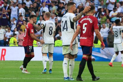 Jugadores del Real Madrid y Osasuna se saludan al finalizar el partido en el Estadio Santiago Bernabéu.
