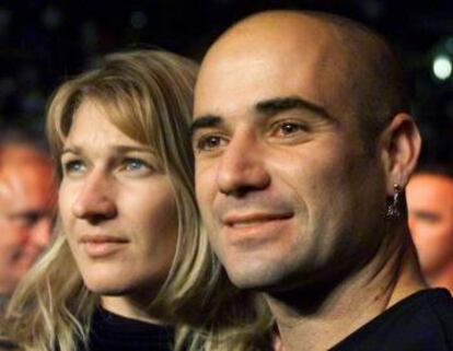 Agassi con su mujer, la también extenista Steffi Graf, en 1999. Llevan 15 años casados.