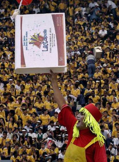 Miles de personas reunidas en la plaza de toros de Cali para escuchar la lectura de textos.