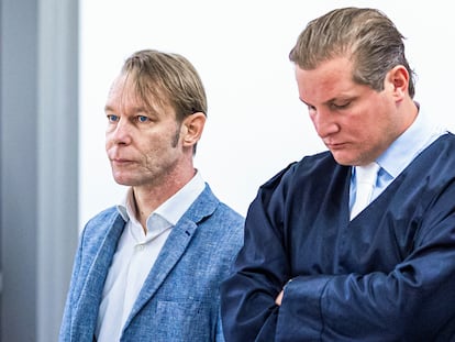 El pedófilo y violador Christian Brückner (izquierda) junto a su abogado en octubre de 2024 durante una vista en Alemania.