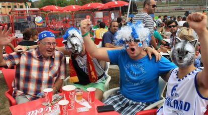 Aficionados finlandenses en la Fan Zone de Bilbao.