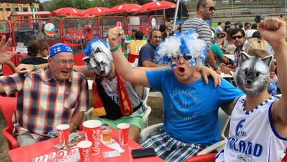 Aficionados finlandenses en la Fan Zone de Bilbao.