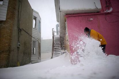 Un hombre quita la nieve de una calle en Atlantic City, Nueva Jersey, el 4 de enero de 2018.