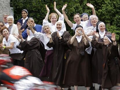 Un grupo de monjas aplaude al pelotón a su paso ayer por Lourdes.