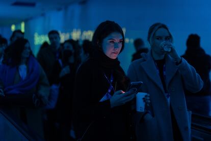 Dos mujeres participan en el Mobile World Congress de Barcelona el pasado 28 de febrero.