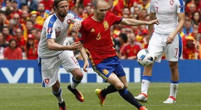 Andr&eacute;s Iniesta, durante el primer partido de la selecci&oacute;n espa&ntilde;ola en la Eurocopa de Francia, disputado ante la Rep&uacute;blica Checa.