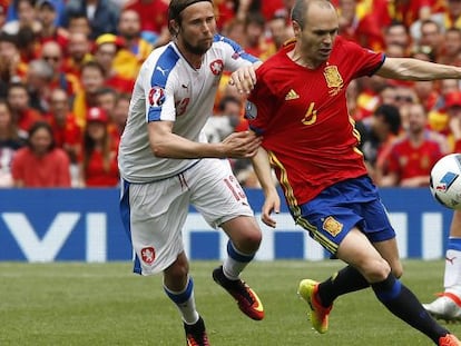 Andr&eacute;s Iniesta, durante el primer partido de la selecci&oacute;n espa&ntilde;ola en la Eurocopa de Francia, disputado ante la Rep&uacute;blica Checa.