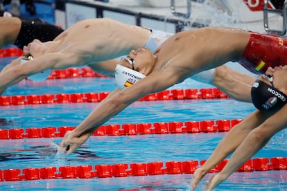 El español Hugo González de Oliveira tras competir en la cuarta manga de los cuartos de final de los 100m espalda masculinos en La Defense Arena en Nanterre, Francia, este domingo.