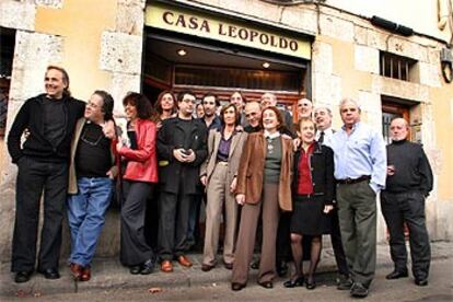 De izquierda a derecha, Joan Manuel Serrat, Joan Barril, Maruja Torres, David Castillo, Anna Sallés, Rosa Regàs, la consejera de Cultura Caterina Mieras, Juan Marsé y Joan de Sagarra. Detrás, Candela, la esposa de Serrat, Lluís Bassets, Daniel Vázquez Sallés, Juanjo Puigcorbé, Constantino Romero, Josep Maria Castellet, Julián León y Carles Revés.