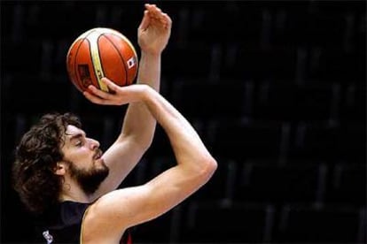 Gasol lanza a canasta durante el entrenamiento de ayer.