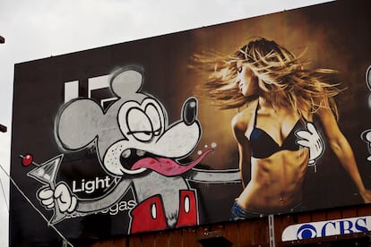 Banksy lo hizo antes: un anuncio intervenido por el artista en 2011 mostraba a un Mickey Mouse acosando sexualmente a una mujer y sujetando un cóctel.