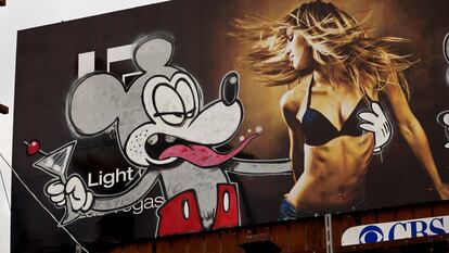 Banksy lo hizo antes: un anuncio intervenido por el artista en 2011 mostraba a un Mickey Mouse acosando sexualmente a una mujer y sujetando un cóctel.