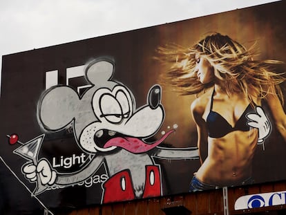 Banksy lo hizo antes: un anuncio intervenido por el artista en 2011 mostraba a un Mickey Mouse acosando sexualmente a una mujer y sujetando un cóctel.