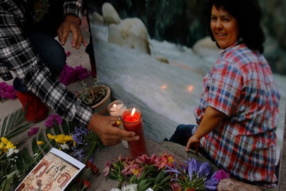 Un hombre coloca una vela junto a una fotografía de Berta Cáceres, activista asesinada en La Esperanza, Honduras, en 2016.