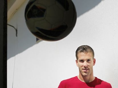 Adrián posa en la ciudad deportiva del Betis.