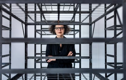 Mona Hatoum, entre una de sus instalaciones que se pueden ver en el IVAM.