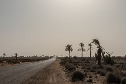 La carretera de Kerkennah que conduce a la playa principal desde donde parten los barcos hacia Italia.