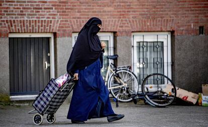 Una mujer con niqab en una calle de Rotterdam.