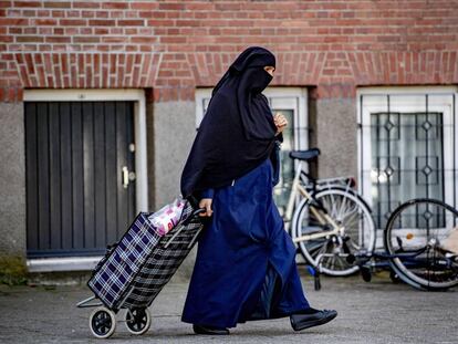 Una mujer con niqab en una calle de Rotterdam.