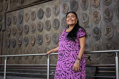 Eufrosina Cruz junto a un mural en el patio de la Cámara de Diputados.